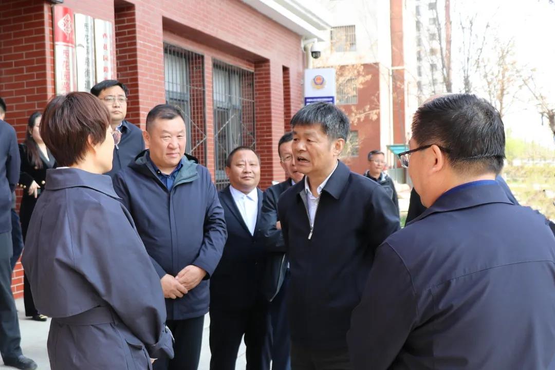 自治區(qū)副主席吳秀章一行到“三供一業(yè)”供水改造小區(qū)開展調(diào)研工作