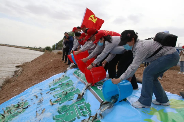 “水務藍”守護“生態綠”丨50萬魚苗放流金沙灣