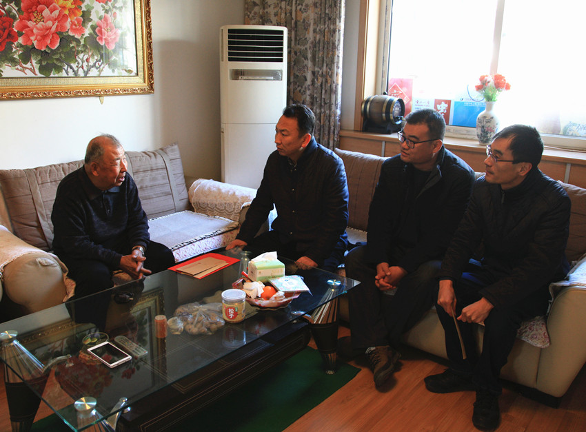 開展黨內關懷 慰問老黨員和生活困難黨員