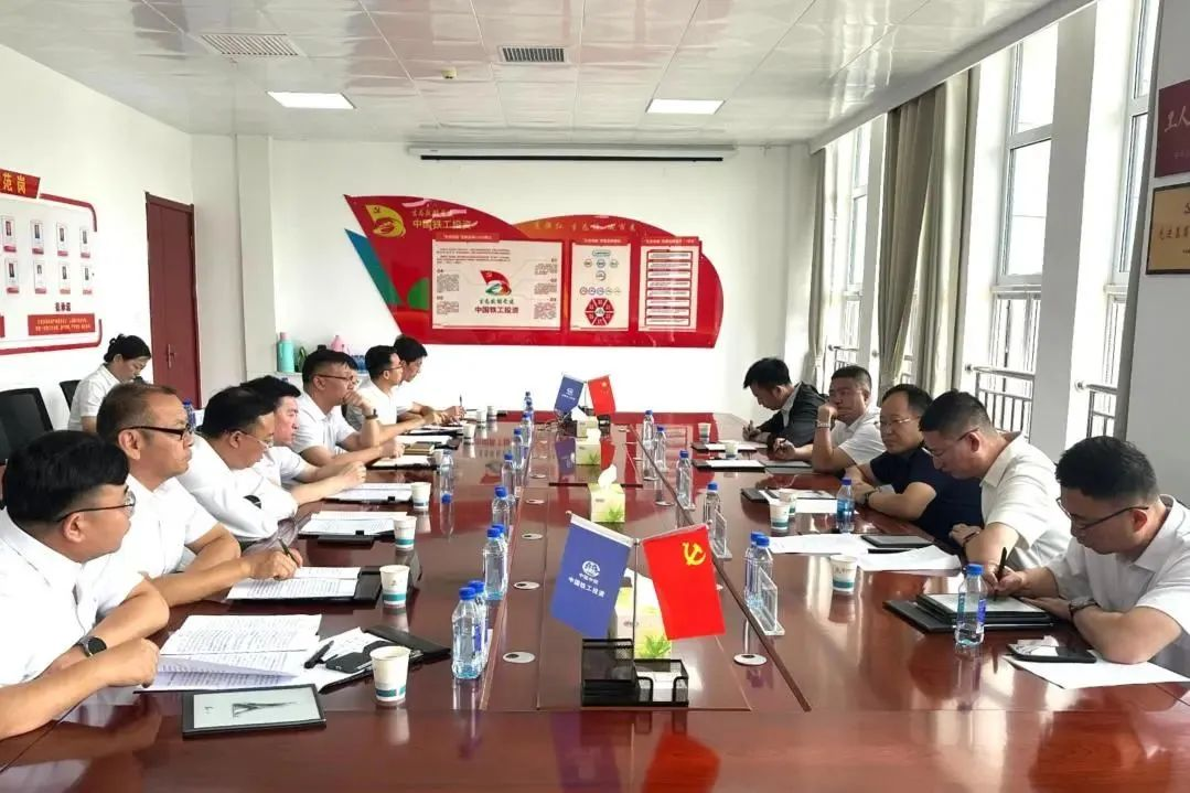 吳琦與內蒙古水發集團黨委委員、總會計師、董事侯躍峰在銀川舉行會談